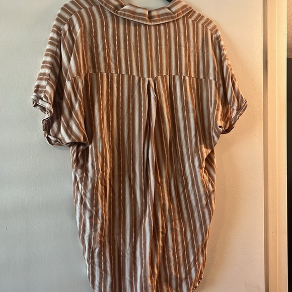 BCBGeneration High-low Button-Up Collared Top - Picture 3 of 4